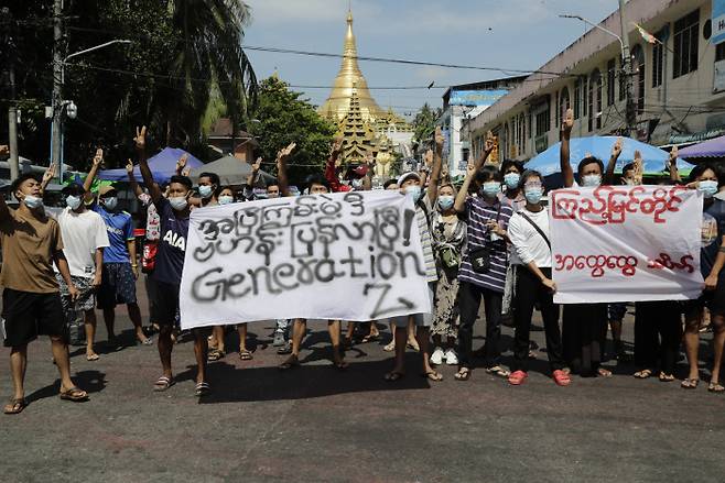 9일 미얀마 양곤에서 쿠데타로 정권을 잡은 군부에 저항하는 시위가 열리고 있다. 양곤|EPA연합뉴스