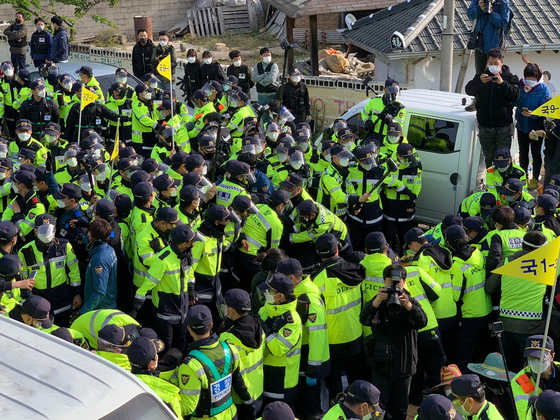 Residents of Seongju County in North Gyeongsang clash with police on April 28 as they block a road as the military tries to deliver equipment to the Thaad base. [KIM JUNG-SEOK]