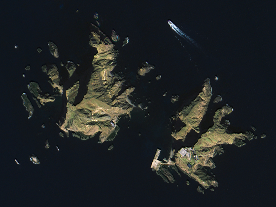 Image of the Dokdo islets captured by Compact Advanced Satellite 500, a next-generation medium-sized satellite developed by Korea Aerospace Research Institute. Korea's Ministry of Land, Infrastructure and Transport unveiled the video recordings and images sent from the satellite, wholly developed with indigenous technologies, last week to use it for managing land and coping with natural disasters. [MINISTRY OF LAND, INFRASTRUCTURE AND TRANSPORT]
