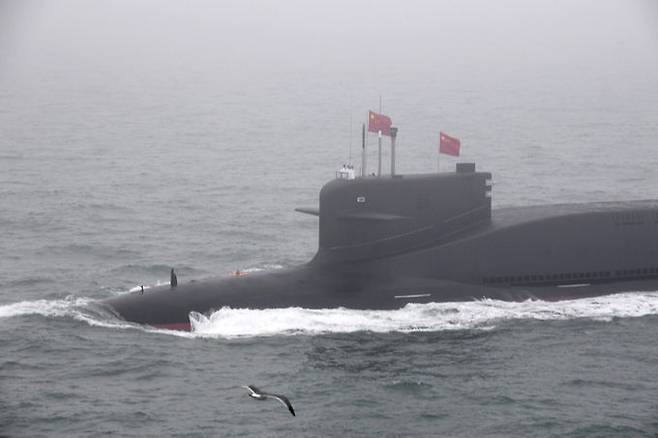 중국 해군 094형 진급 전략핵추진잠수함이 수면 위로 부상한 채 항해하고 있다. 세계일보 자료사진