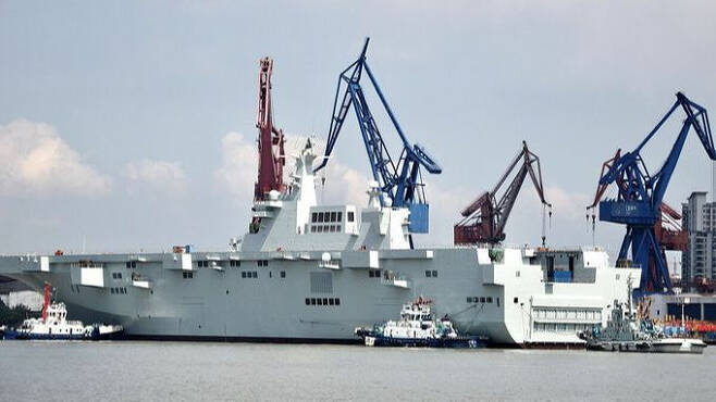 중국 해군 075형 강습상륙함(LHD)이 조선소에 정박해 있다. 세계일보 자료사진