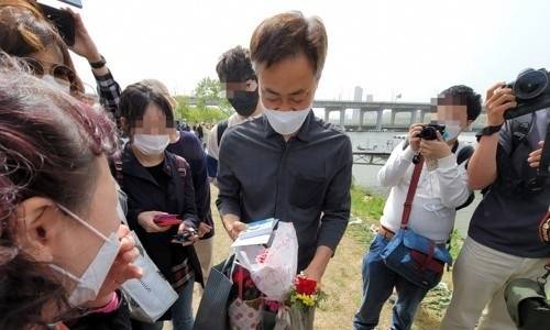 어버이날인 8일 오후 서울 반포&nbsp;한강공원 수상택시 승강장 인근에서 시민들이 고(故) 손정민씨의 아버지 손현씨에게 카네이션 등 선물을 전달하고 있다. 연합뉴스