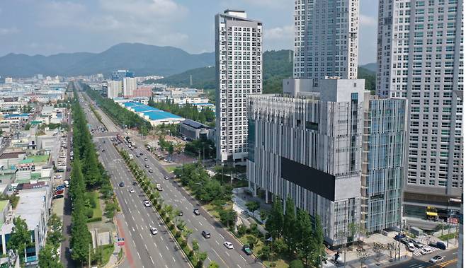 경남 창원시 의창구 팔용동에 위치한 창원문화복합타운(창원SM타운) 전경. 2020년 완공됐으나 창원시와 SM엔터 측의 갈등으로 개관이 미뤄지고 있다.ⓒ연합뉴스