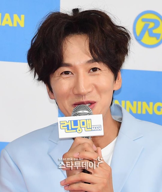 Actor Lee Kwang-soo is leaving Running Man for 11 years due to health problems, and his future a step is attracting attention.Lee Kwang-soos agency, King Kong by Starship, said on the 27th, Actor Lee Kwang-soo will be disjointed on SBS entertainment program Running Man on May 24th.Lee Kwang-soo was undergoing a steady rehabilitation treatment last year due to injuries caused by an accident, but there were some parts that made it difficult to maintain the best condition when filming, the agency said. Since the accident, we have decided to have time to reorganize our bodies and minds after a long discussion with members, production team and agency.The Running Man side also formulated Lee Kwang-soos disjoint on the same day.Running Man has been rehabilitating and filming after Lee Kwang-soo was involved in a car accident in February last year, but it was not easy, said Lee Kwang-soo, who made the hard decision, and asked the members to warmly support and encourage the viewers. Running Man members and the crew will also support Lee Kwang-soo, an eternal member.Lee Kwang-soo was the first member of the company since the first broadcast of Running Man in July 2010, and boasted chemistry with other members with body gags, betrayal, and reaction, and boasted an excellent entertainment sense to get the nickname Girin and Asian Prince.However, after the traffic accident that occurred in February last year, I became disjoint in the program for about 11 years.Viewers are saddened by the fact that they can not see Lee Kwang-soo, who plays an important role in Running Man, but will be able to meet Lee Kwang-soo, who will soon return to his main role as an actor.Lee Kwang-soo is set to release the film Sink Pole (director Kim Ji-hoon) and The Pirate Movie: Guardian: The Lonely and Great God Flag (director Kim Jung-hoon).Sink pole is a real-life disaster film in which my house, which was prepared in 11 years, falls into the Sink pole in a minute, and The Pirate Movie: Guardian: The Lonely and Great God Flag is a comic action adventure film depicting the thrilling and exciting stories of those who gathered at sea to take the last treasure of the Goryeo royal family that disappeared without traces after the founding of Korea.In addition, the movie Happy New Year, which tells the story of people who visited the hotel Emros with their own stories, making their own connection in their own way, is expected to be released simultaneously through theaters and OTT channel Teabing.Lee Kwang-soo is a manager who has to watch the situation where the artist who has been involved in this work is emerging as a star and receiving a love call from a large agency ahead of the contract expiration.Expectations are gathered at Lee Kwang-soos a step, which will return to the actor after leaving Running Man, which has been running together for a long time.Running Man. PhotolDB