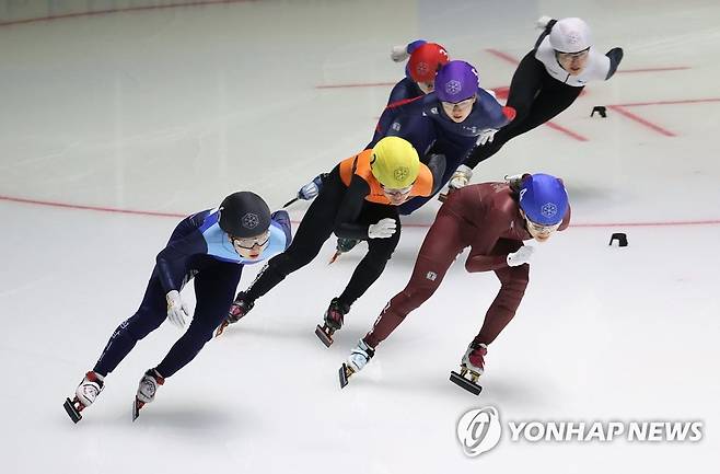 양보 없는 질주 (서울=연합뉴스) 김인철 기자 = 9일 서울 노원구 태릉빙상장에서 열린 2021-2022시즌 쇼트트랙 국가대표 2차 선발대회 여자부 1500M 결승. 최민정(검정 모자), 심석희(보라색 모자) 등 선수들이 질주하고 있다. 2021.5.9 yatoya@yna.co.kr