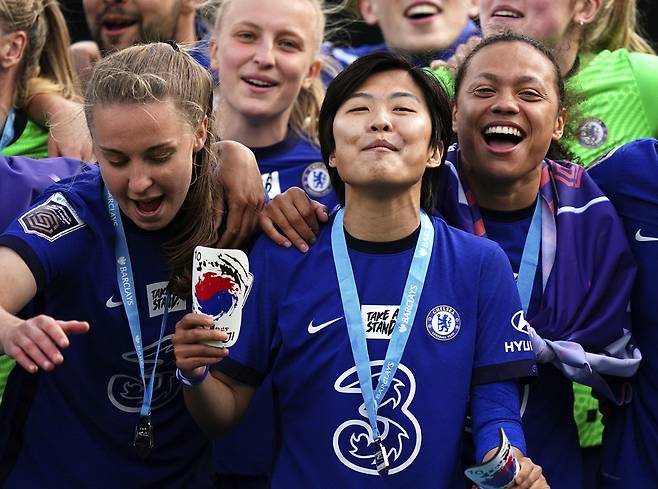 한국 여자축구의 '에이스' 지소연이 활약하는 첼시가 레딩 위민과 2020-2021 WSL 22라운드 최종전 원정 경기에서 5-0 대승을 거두며 우승을 확정했다.사진은 동료들과 우승의 기쁨을 나누는 지소연. [AP=연합뉴스]