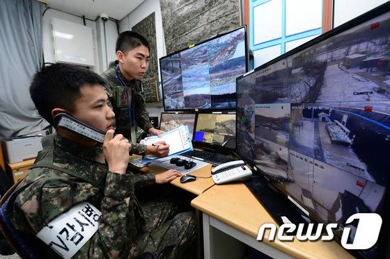 육군 6사단 최전방 GOP소초에서 감시병이 CCTV를 통해 철책선 주변을 감시하고 있다. 2014.12.25/뉴스1 © News1 한재호 기자