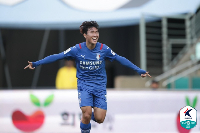 수원 삼성의 정상빈이 9일 전주월드컵경기장에서 열린 전북 현대와의 경기에서 득점한 후 환호하고 있다.제공 | 프로축구연맹