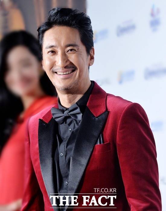 신현준은 2018년 10월 양평군 홍보대사로 위촉됐으나 바로 그 무렵 양평군과 세금 불복 신청 등의 갈등을 빚었다. 그는 '농사용 목적으로 구입했는데 양평군이 별장으로 분류해 고액 취득세를 물린 것은 부당하다'며 경기도에 이의신청을 냈고, 기각되자 다시 국세청 조세심판원에 조세심판 청구를 제기했다. 사진은 신현준이 지난 2017년 제54회 대종상영화제 시상식 MC로 참석해 레드카펫을 밟고 있다. /이덕인 기자 DB