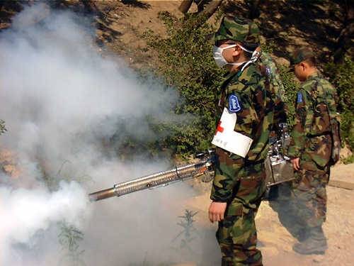 말라리아 예방을 위한 모기 방역소독을 진행하고 있는 군부대. 현재까지 모기 소독은 대부분 살충제를 대기 중에 살포하는 방식으로 이뤄지고 있다. / 사진=연합뉴스