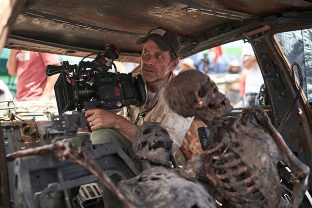 잭 스나이더 감독이 카메라를 직접 들고 '아미 오브 더 데드'를 촬영하고 있다. 넷플릭스 제공
