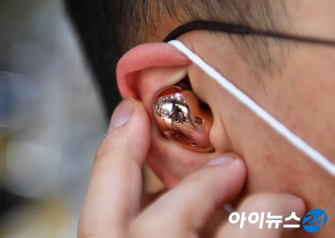 10일 시장조사업체 한국IDC가 발표한 국내 웨어러블 연구 조사에 따르면 국내 웨어러블 시장은 향후 5년간 연평균 성장률(CARG) 3.5%를 기록할 것으로 예상된다. [사진=아이뉴스24 포토 DB]