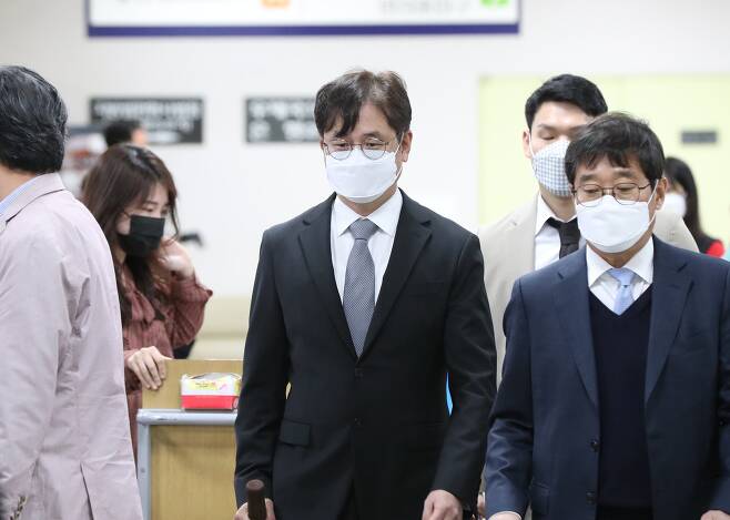 박형철 전 청와대 반부패비서관(가운데)이 10일 오후 서울중앙지법에서 열린 첫 공판에 출석하고있다. 김경록 기자