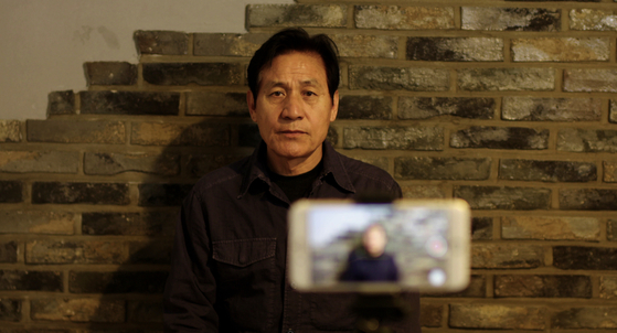 Chae-geun records a public confession that he was one of the perpetrators during the Gwangju Uprising and sincerely apologizes to the victims and the families of the deceased. [ATNINE FILM]