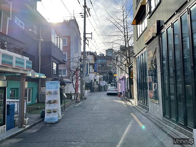 상수동 공인중개사사무소 관계자는 상수동 상권에 대해 “코로나19 유행 이전에는 카페 양도를 할 때 5000만~1억원의 권리금이 형성됐다가 요즘은 아예 권리금을 포기하는 경우가 많아졌다. 빨리 처분하고 싶어도 처분이 잘 안 되기 때문”이라고 말했다. /사진=강수지 기자