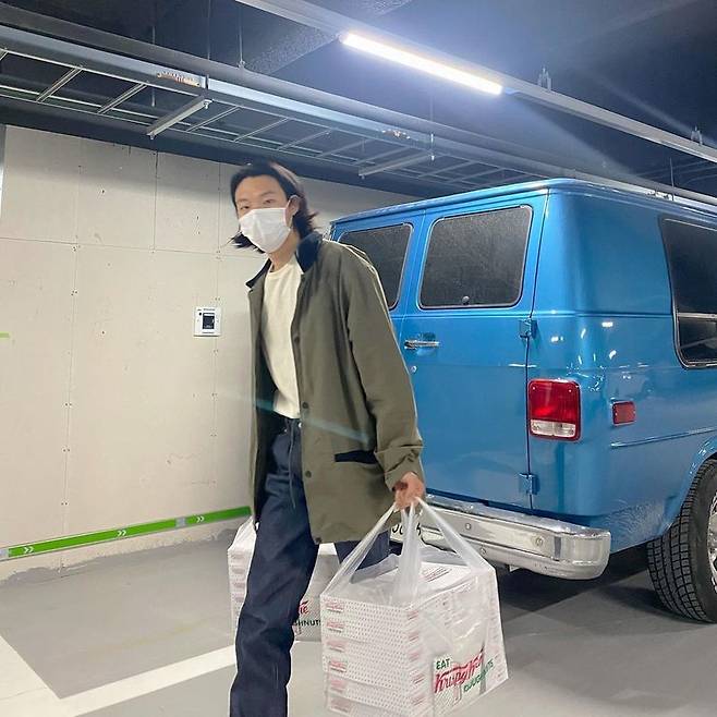 Actor Ryu Jun-yeol has revealed his current status.On May 10, Ryu Jun-yeol posted three photos on his instagram with an article entitled Gerson Monday.Ryu Jun-yeol in the public photo is heading somewhere with a donut box full of both hands.Ryu Jun-yeols stylish long-haired styling and perfect ratio catch the eye.The netizens who watched the photos responded It is so handsome, It is cool and I just give me a box.Ryu Jun-yeol, who made his debut in the movie Social Forbia in 2015, gained popularity based on his stable acting skills.In 2019, he won the New York Asian Film Festival Rising Star Award and the 39th Golden Shooting Award for Best Popular Award in 2019.Ryu Jun-yeol also appears in Choi Dong-hoons new film Electricity + Inn and JTBC Human Disqualification.On the other hand, Ryu Jun-yeol has been in public love with singer and Actor Hyeri since 2017.