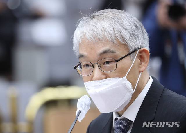 [서울=뉴시스]전진환 기자 = 천대엽 신임 대법관이 지난달 28일 오전 서울 여의도 국회에서 열린 인사청문회에 출석해 의원 질의에 답하고 있다. 2021.04.28. amin2@newsis.com