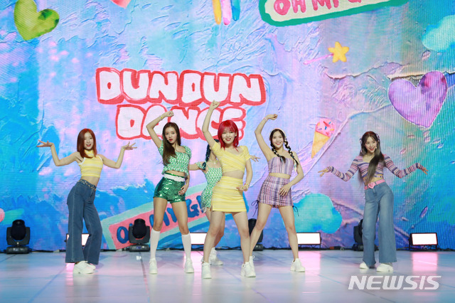 [서울=뉴시스] 그룹 오마이걸(OH MY GIRL)이 여덟 번째 미니 앨범 '디어 오마이걸(Dear OHMYGIRL)'을 10일 오후 6시 발매한다. 이날 오후 열린 온라인 쇼케이스에 멤버 효정, 미미, 유아, 승희, 지호, 비니, 아린 등이 참석했다.(사진=WM엔터테인먼트 제공)2021.05.10 photo@newsis.com