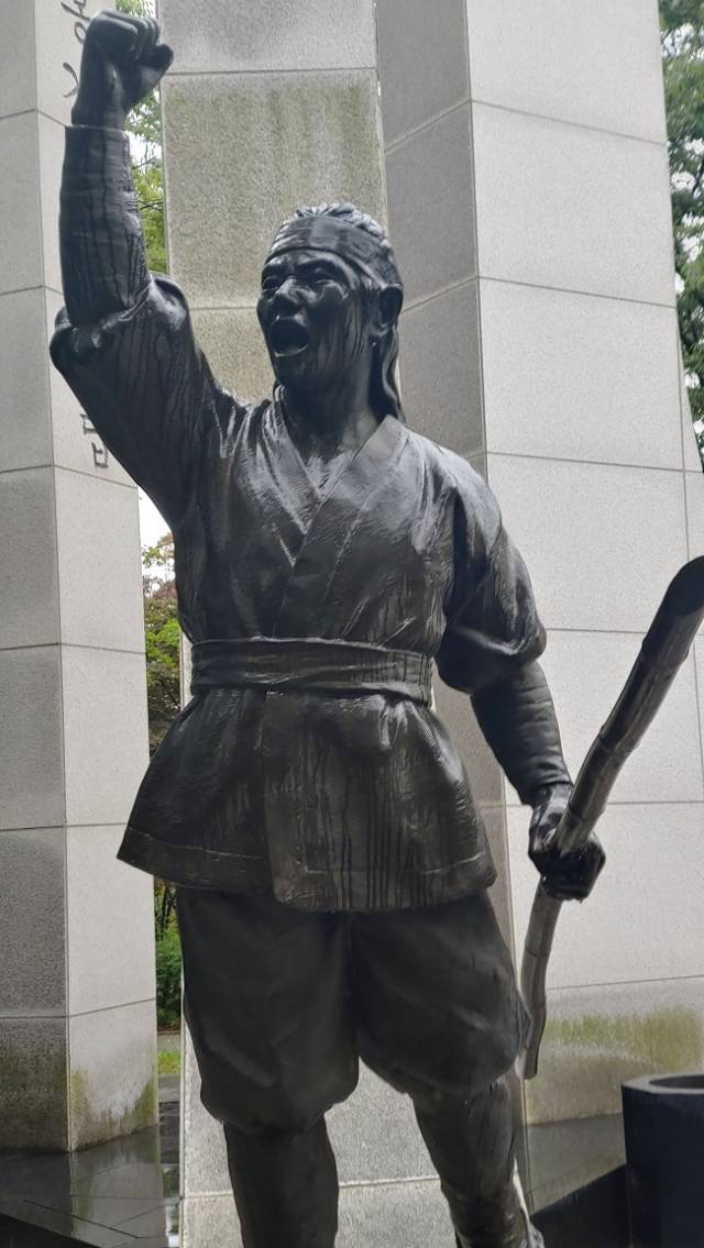 ▲ 기념탑에 세워져 있는 반란군 지도자 망이의 동상 ⓒ손호철