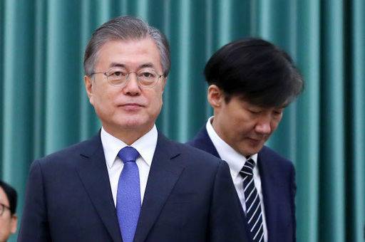 문재인 대통령(왼쪽)과 조국 법무부 장관. 뉴시스