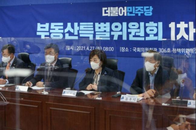 4월 27일 국회 의원회관에서 열린 더불어민주당 부동산특별위원회 1차 회의에서 진선미 특위원장(오른쪽 두 번째)이 발언하고 있다. 연합뉴스