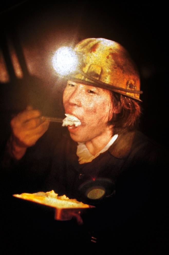 장성광업소 지하 탄광에서 고된 일을 하던 광부가 집에서 싸 온 도시락을 먹고 있다. 1985년 [연합뉴스 자료사진]