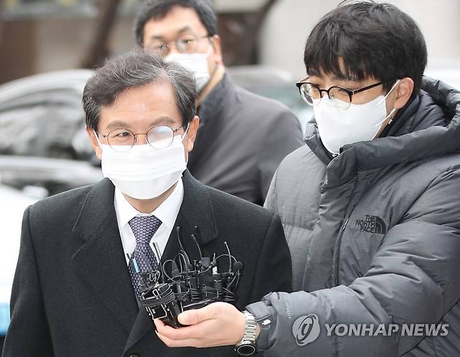 윤갑근 전 고검장, 영장심사 출석 [연합뉴스 자료사진]