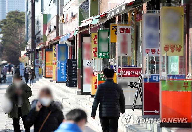 전세난 심화…서울의 한 아파트 단지 주변에 늘어선 공인중개사 사무소들 [연합뉴스 자료사진]