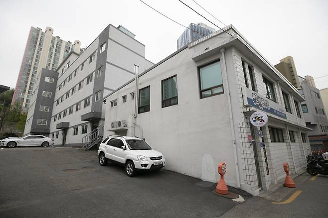 서울 마포구 공덕동 금성출판사 본관 건너편에는 건물이 두 동 있다. 대지면적 1713㎡에 각각 2층(가동), 5층(나동)짜리 건물이다. 땅과 가동 건물은 작년 3월 김무상 회장이 부친 고 김낙준 창업주로부터 물려받았다. 나동의 경우에는 작년 4월 금성출판사로부터 6억4000만원에 사들였다. / 사진=이명근 기자 qwe123@