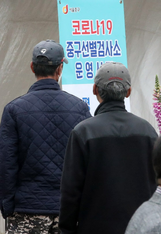 지난 10일 오전 서울 중구 서울역광장에 마련된 임시 선별진료소를 찾은 시민들이 검체검사를 받기 위해 줄을 서고 있다.(사진=방인권 기자)