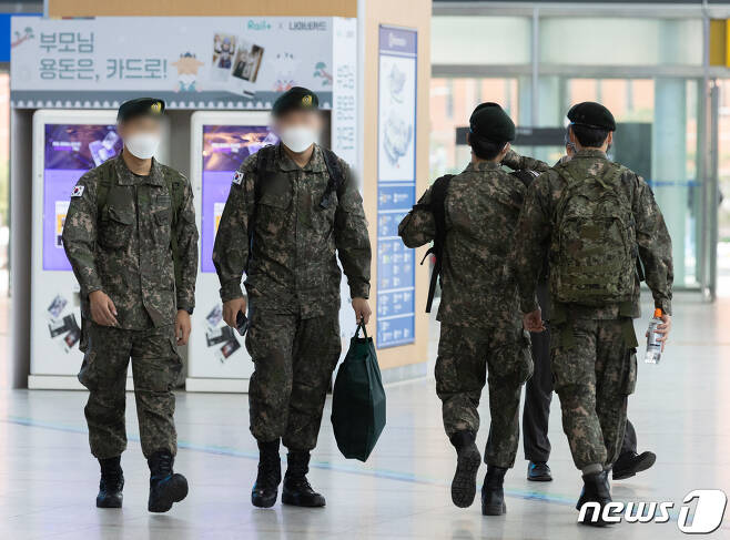 10일 오전 서울역에서 군 장병들이 발걸음을 옮기고 있다. 2021.5.10/뉴스1 © News1 이재명 기자