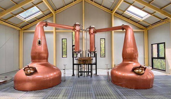 쓰리 소사이어티스 증류소의 2개 증류기. 왼쪽은 발효된 맥즙을 알코올 25도로 증류하고, 오른쪽 증류기는 1차 증류액을 다시 74도 정도로 높인다.