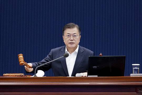 문재인 대통령이 11일 청와대 여민1관에서 국무회의를 주재하고 있다. 청와대 제공.