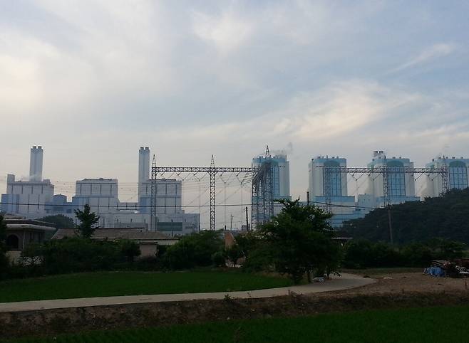 충남 당진의 한국동서발전 석탄 화력발전소. <한겨레> 자료 사진