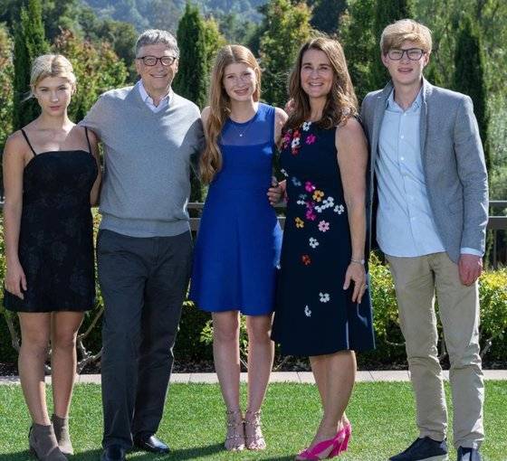 멀린다가 과거에 자신의 인스타에 올린 가족사진. 왼쪽부터 피비, 빌, 제니퍼, 멀린다, 로리. [멀린다 인스타 캡처]