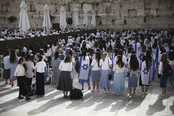 '예루살렘의 날'인 10일(현지시간) 예루살렘 올드시티 통곡의 벽에서 국기를 두른 유대인들이 기도하고 있다. AP