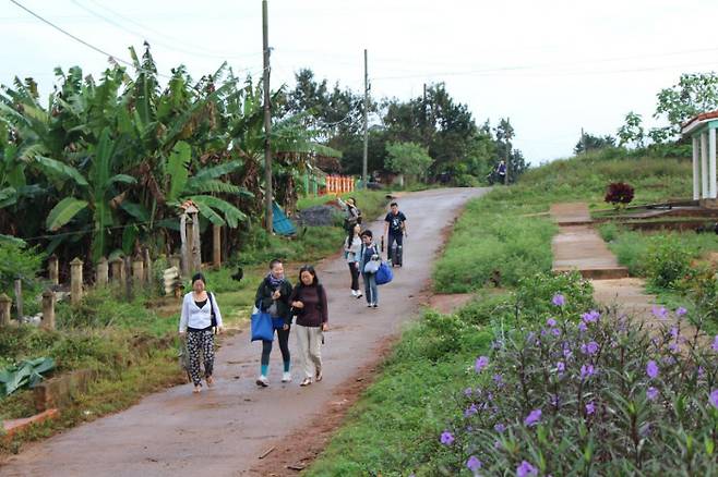 2016년 여행학교 ‘로드스꼴라’의 쿠바 여행길에서 참가자들이 함께 걷고 있다. 왼쪽부터 정호현 감독, 이길보라 감독, 또하나의문화 출판사 운영자 유이.