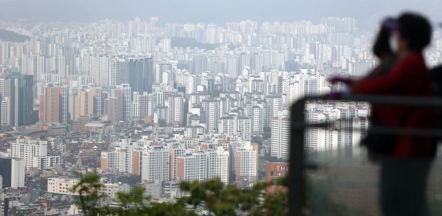 서울 남산공원에서 내려다본 도심 아파트 모습. 연합뉴스