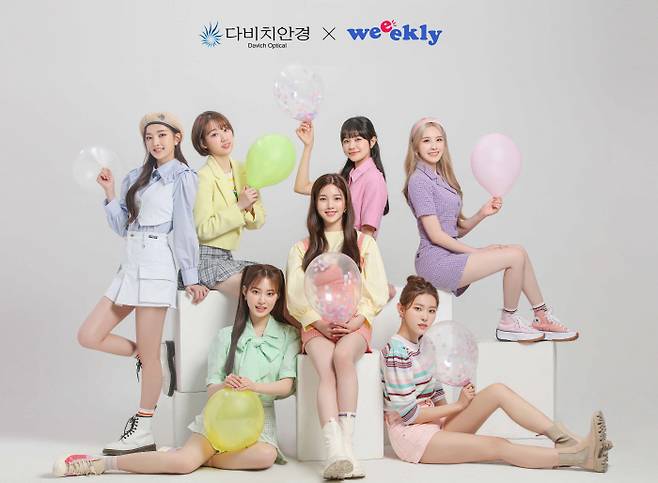 다비치안경체인의 `렌즈텐션 7데이 렌즈` 모델로 발탁된 걸그룹 위클리가 포즈를 취하고 있다. [사진 제공 = 다비치안경체인]
