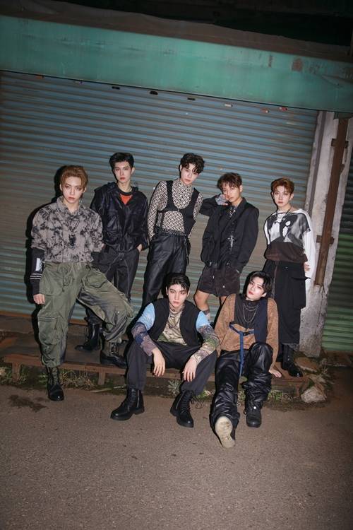 블리처스(진화, 크리스, 우주, 주한, 고유, 샤, 루탄)가 12일 정식 데뷔한다. 사진 = 우조엔터테인먼트