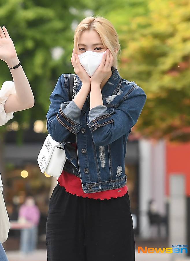 Girl group ITZY (ITZY) Ryu Jin enters SBS Mokdong office building in Yangcheon-gu, Seoul on the afternoon of May 11th, SBS Power FM Park So Hyuns Love Game.