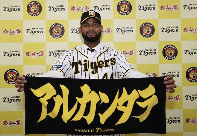 한신 유니폼을 입은 라울 알칸타라. 한신 구단 트위터 캡처