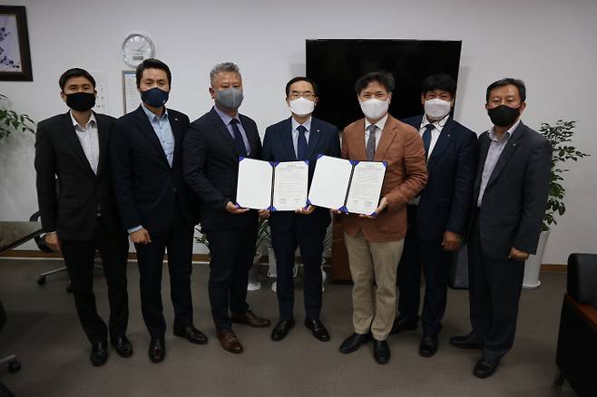 (사)한국레저문화연구원, (사)한국체육시설관리협회가 대한체육회와 전국 경기장 및 체육시설에 대해 안전한 환경 체계를 구축하자는 업무협약을 체결한 뒤 기념 사진을 찍고 있다. 한국레저문화연구원 제공