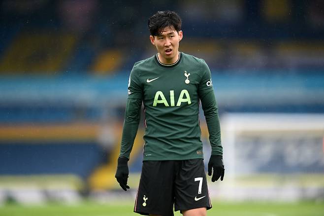 토트넘 손흥민이 영국 ‘데일리 스타’가 선정한 전세계 윙어 5위에 올랐다. 손흥민이 지난 8일 리즈 유나이티드전에서 가쁜 숨을 몰아쉬고 있다. 로이터연합뉴스