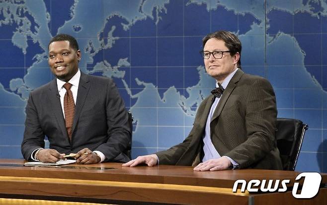 SNL에서 금융전문가로 분한 머스크(오른쪽) - NBC 화면 갈무리