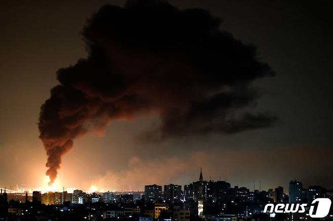 하마스의 로켓 공격 이후 이스라엘 남부 도시 애슈켈론에서 연기가 솟아오르고 있다. © AFP=뉴스1