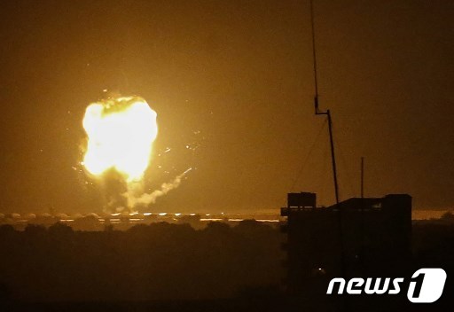 이스라엘의 공습 이후 팔레스타인 가자지구 남부 라파 지역에서 불길이 솟아오르고 있다. © 뉴스1