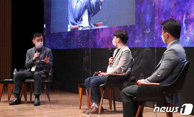 이재선 UNIST 기계공학과 교수(왼쪽부터), 차두원 차두원모빌리티연구소 소장, 김석균 한화시스템 UAM 본부장이 12일 서울 중구 대한상공회의소 국제회의장에서 열린 '뉴스1 미래포럼 2021'에서 '한국형 미래 모빌리티 구축과제'를 주제로 토론을 하고 있다. 이번 포럼은 '새 희망, 새 패러다임'을 주제로 뉴스1(대표이사 이백규)이 창립 10주년을 맞이해 국내외 명사와 혁신으로 한국경제에 새 바람을 일으키고 있는 기업인을 초청해 열렸다. 2021.5.12/뉴스1 © News1 신웅수 기자