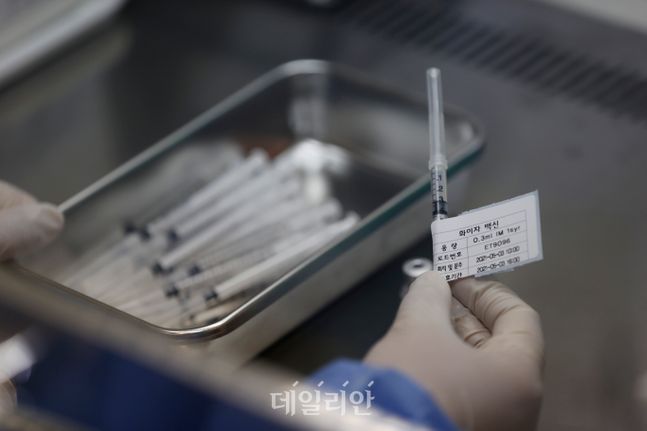 서울 용산구 예방접종센터에서 의료진이 코로나19 백신 분주작업을 하고 있다. ⓒ데일리안 류영주 기자