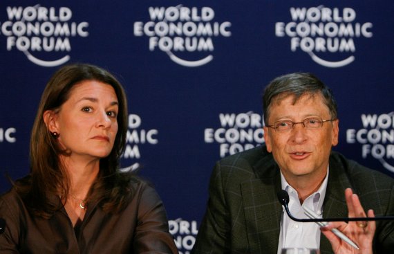 마이크로소프트 공동창업자 빌 게이츠(오른쪽)과 전 부인 멀린다가 지난 2009년 스위스 다보스 세계경제포럼(WEF)에 참석해 기자회견 했을 당시의 모습.로이터뉴스1